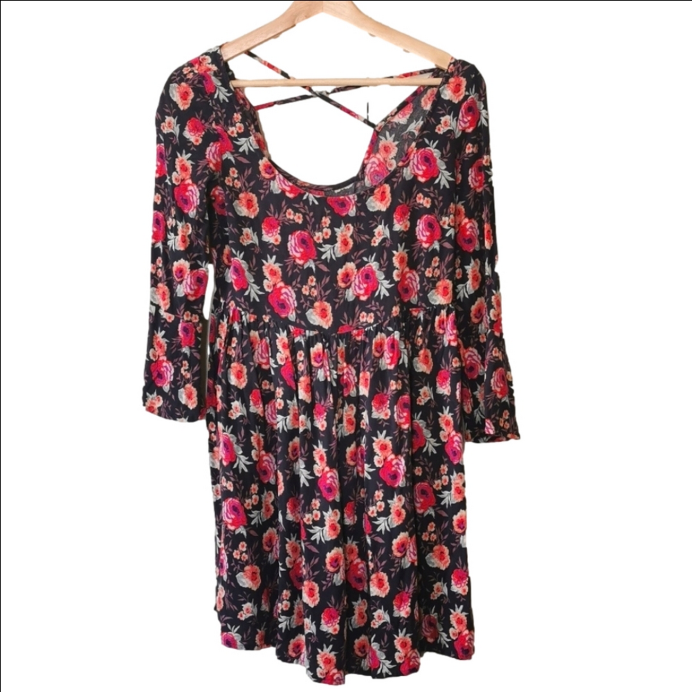 Super flirty ditzy floral mini dress. Size XS